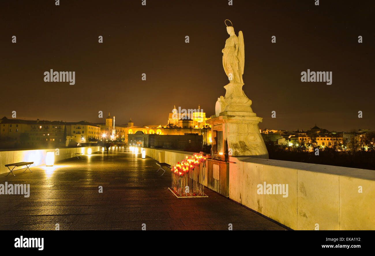 Scena notturna di Raffaele Arcangelo statua sul ponte romano a Cordoba, Spagna Foto Stock
