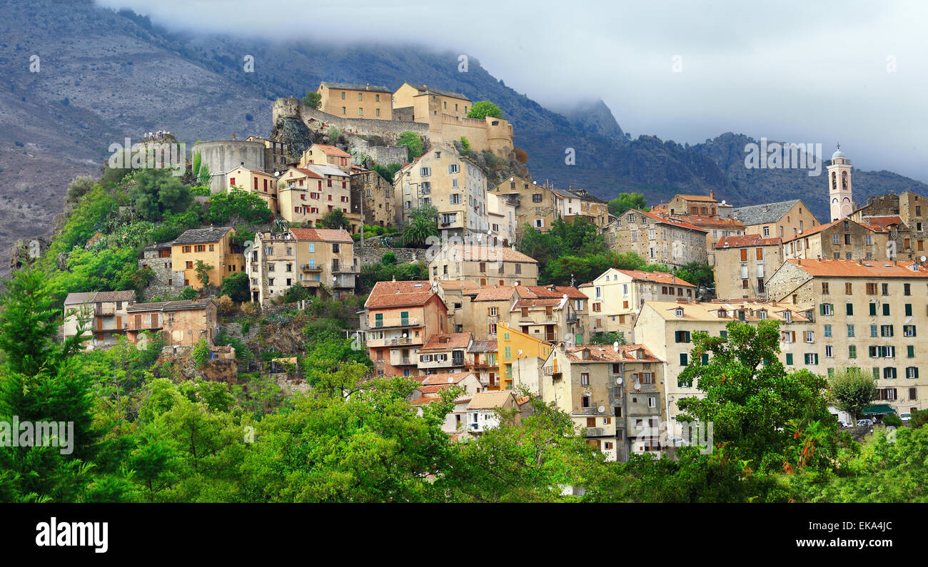 Città impressionante nelle montagne di corte Corsica (Francia) Foto Stock