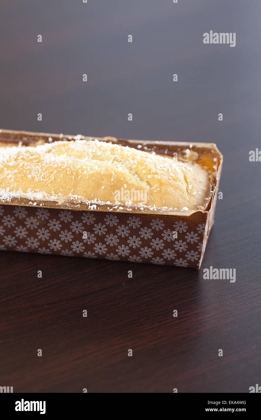 Torta al cocco sul tavolo di legno Foto Stock