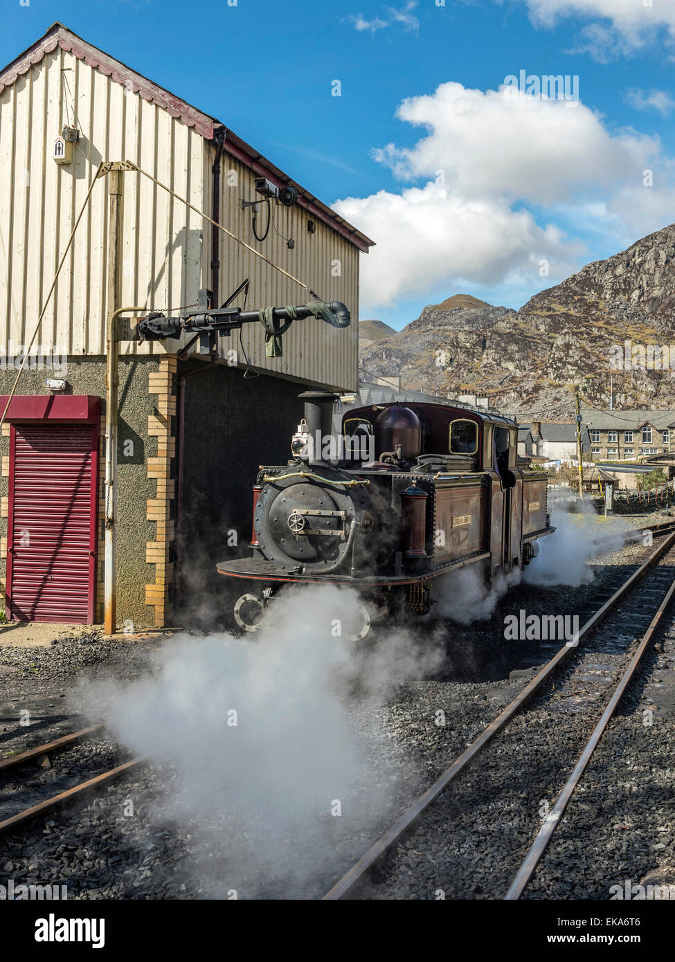 Il Merddin Emrys, Double Fairlie locomotiva off consente di vapore a Blaenau Ffestiniog water tower. Foto Stock