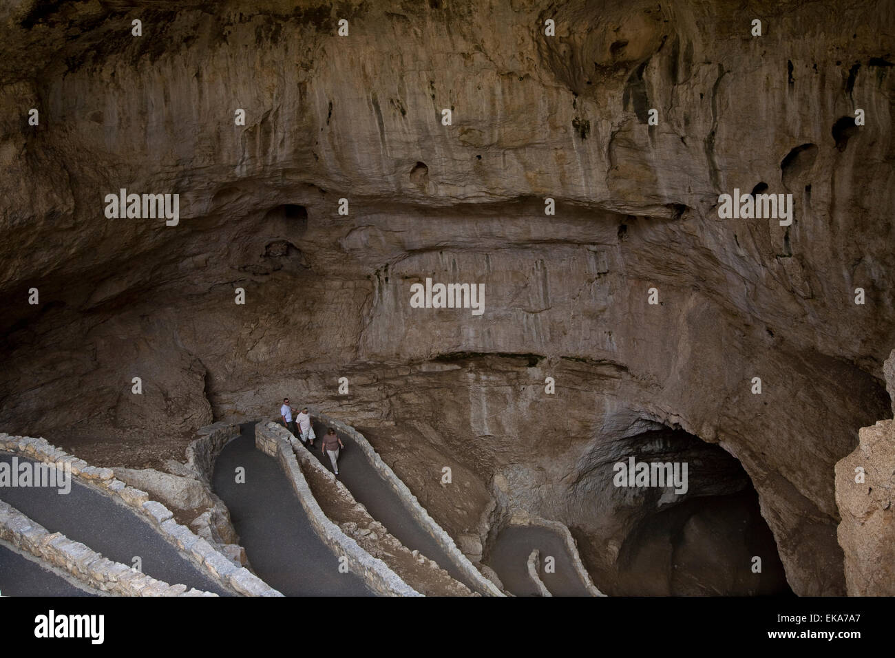 Escursione ai visitatori il naturale percorso di ingresso nella Carlsbad Caverns, Nuovo Messico, STATI UNITI D'AMERICA Foto Stock