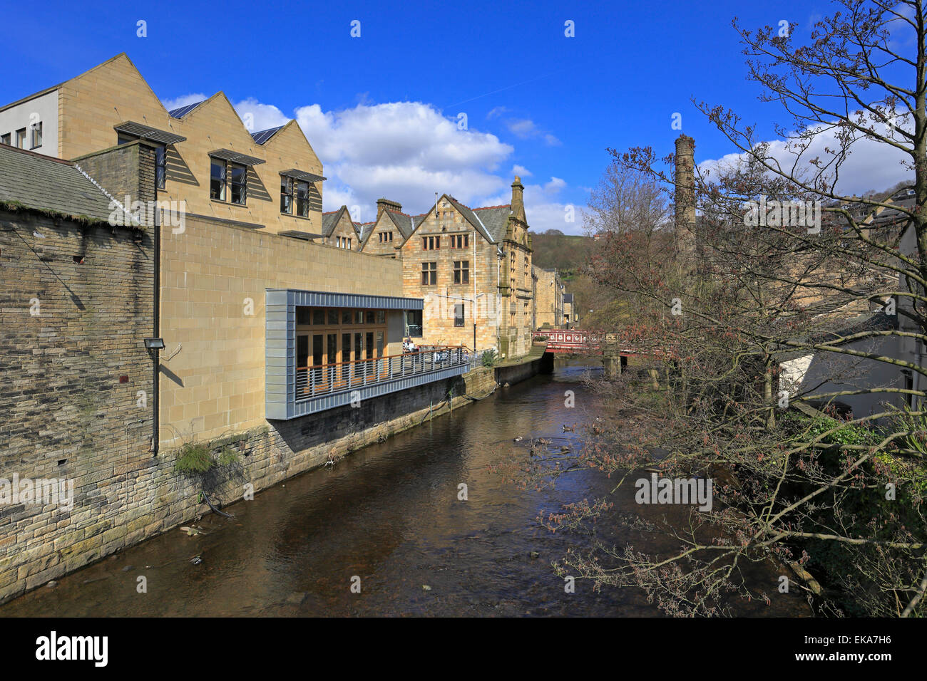 Vecchio e Nuovo Municipio di edifici da Hebden acqua, Hebden Bridge, West Yorkshire, Inghilterra, Regno Unito. Foto Stock