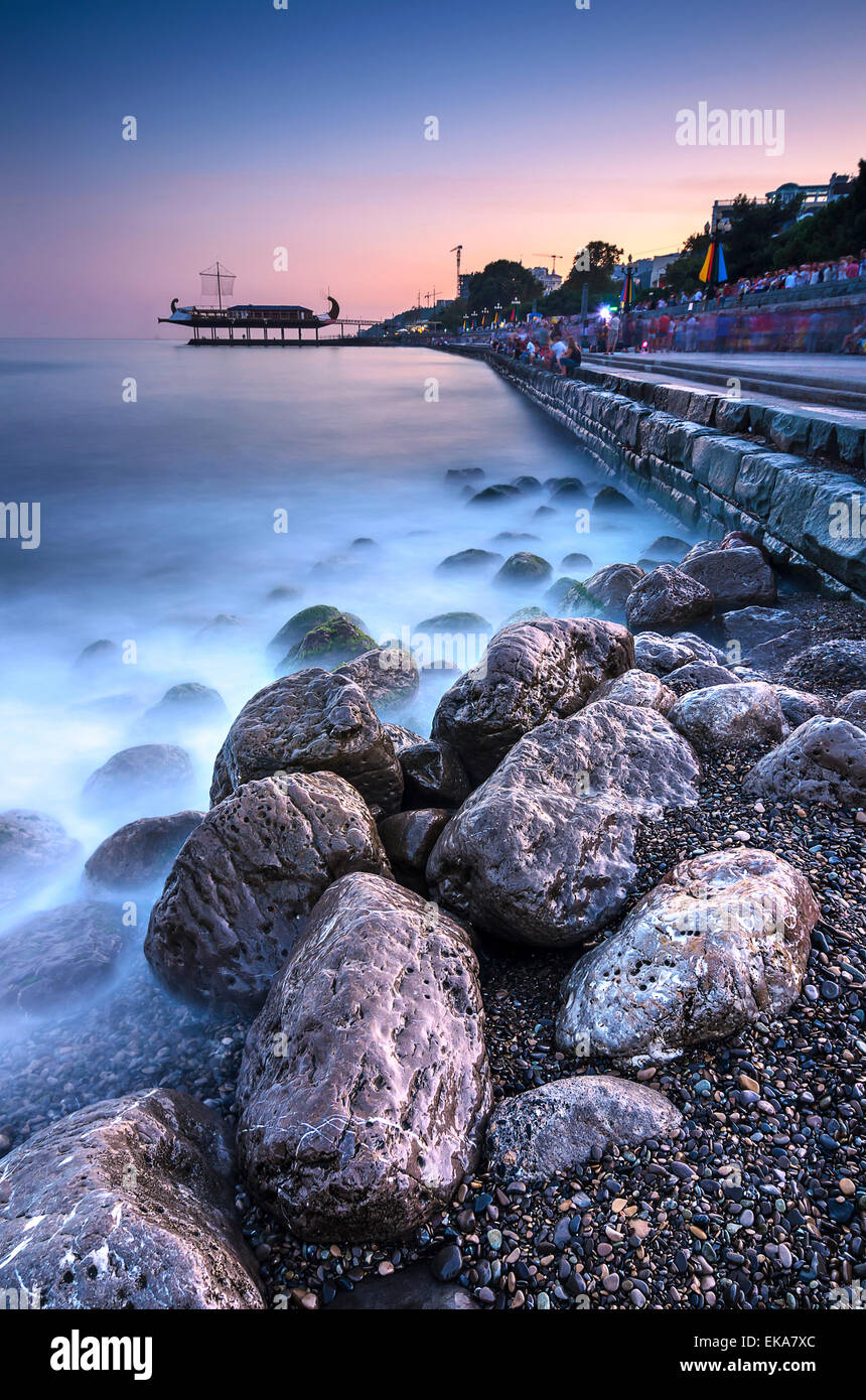 Bel tramonto paesaggio in Crimea con lunga esposizione. Mar Nero Foto Stock