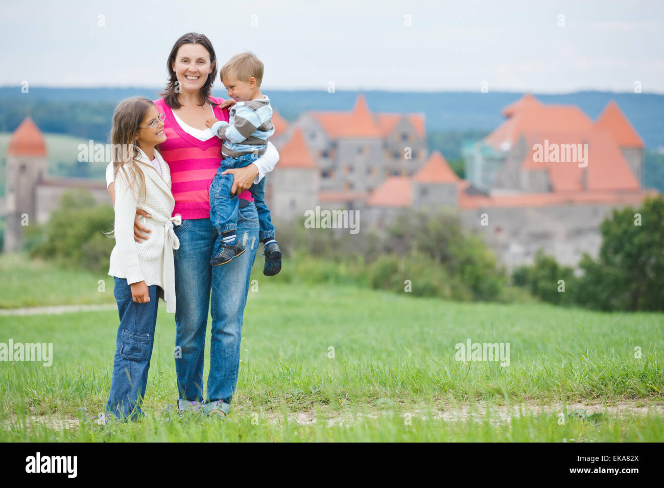 I viaggiatori. Giovane madre con i suoi due bambini Foto Stock