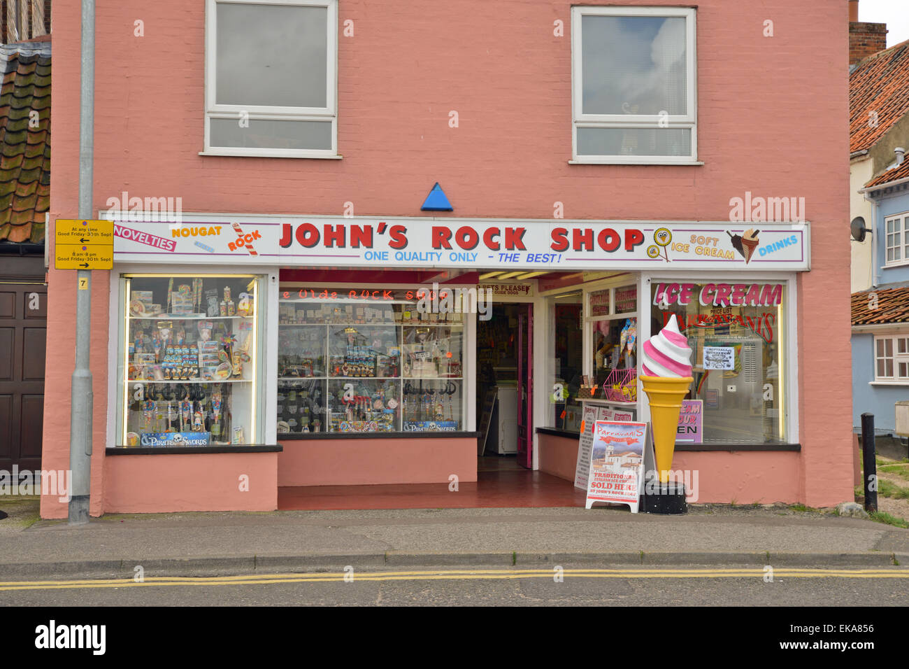 Roccia rosa negozio di dolciumi in pozzetti accanto il mare Norfolk Regno Unito Foto Stock