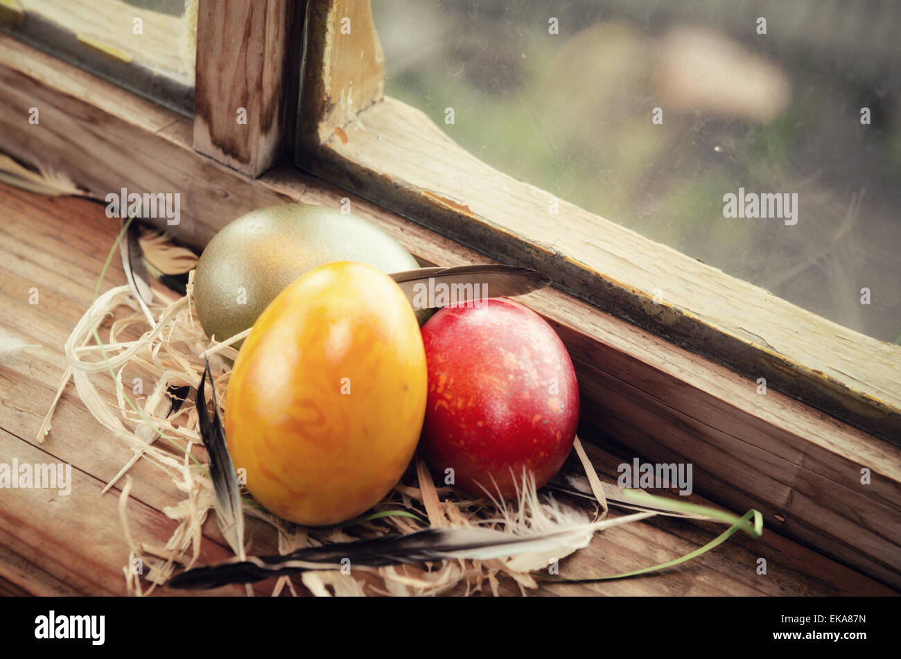 Uova di Pasqua in una finestra Foto Stock