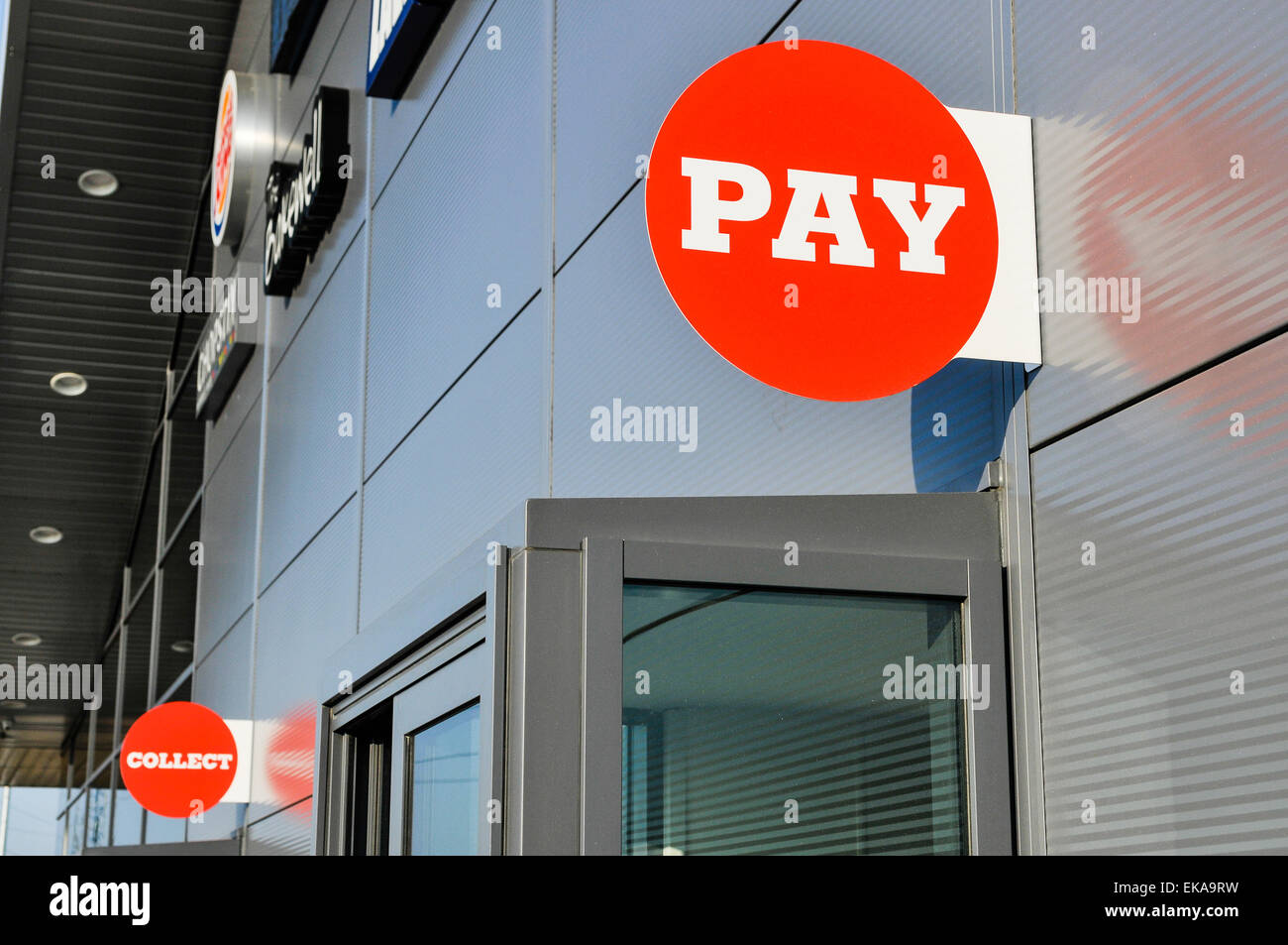 Pagare e stazioni di raccolta al drive thru di un Burger King a Applegreen una stazione di servizio autostradale Foto Stock