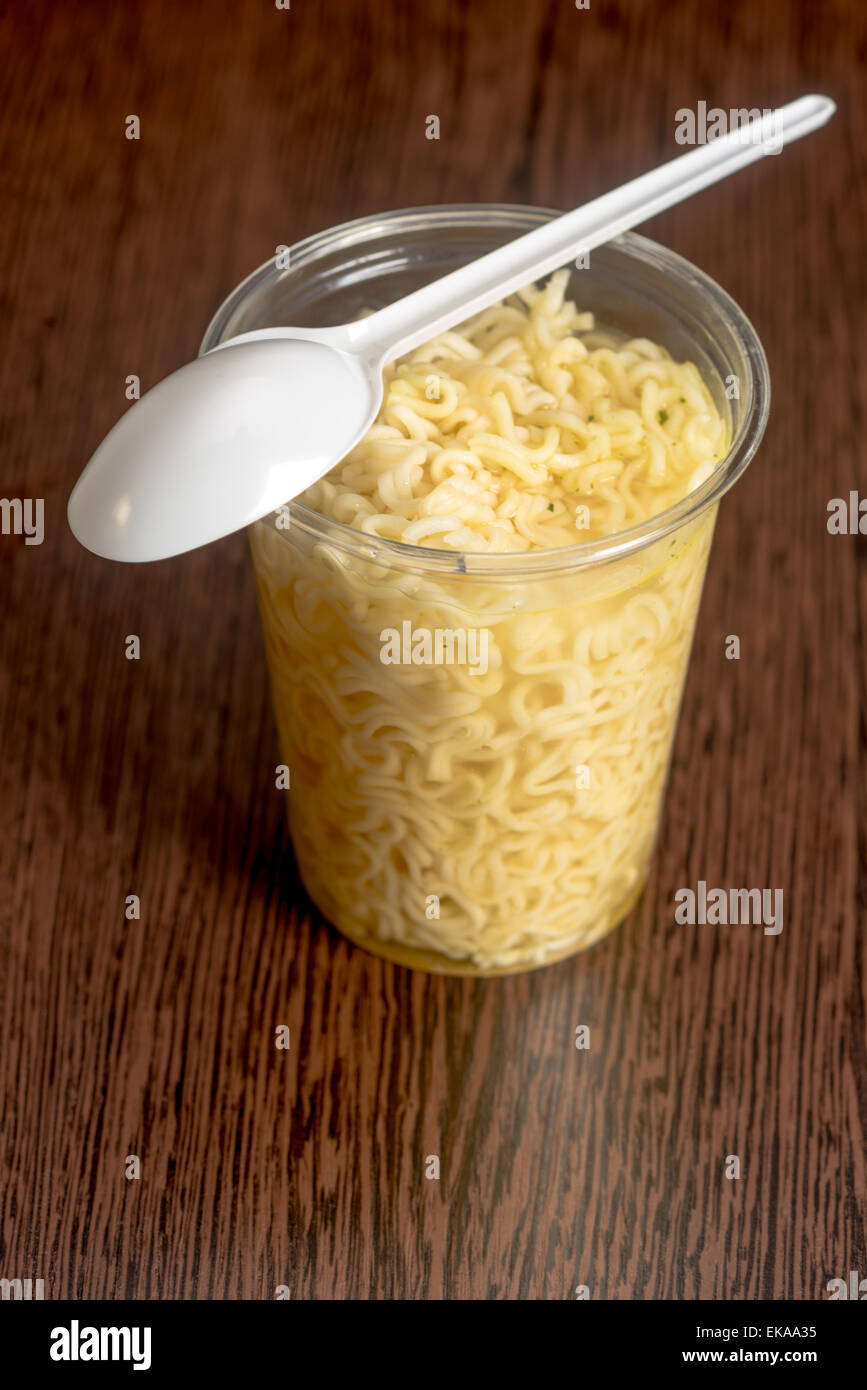 Zuppa di spaghetti istantanei in una tazza di plastica Foto Stock