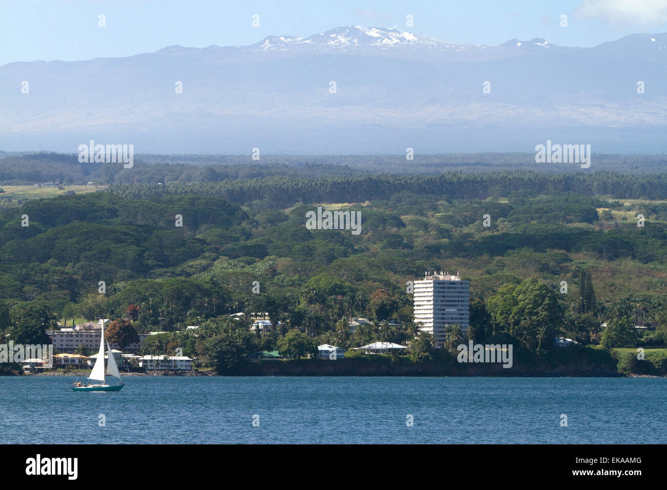 Vista della riva e Mauna Kea vulcano su Hilo, Hawaii, Stati Uniti d'America. Foto Stock