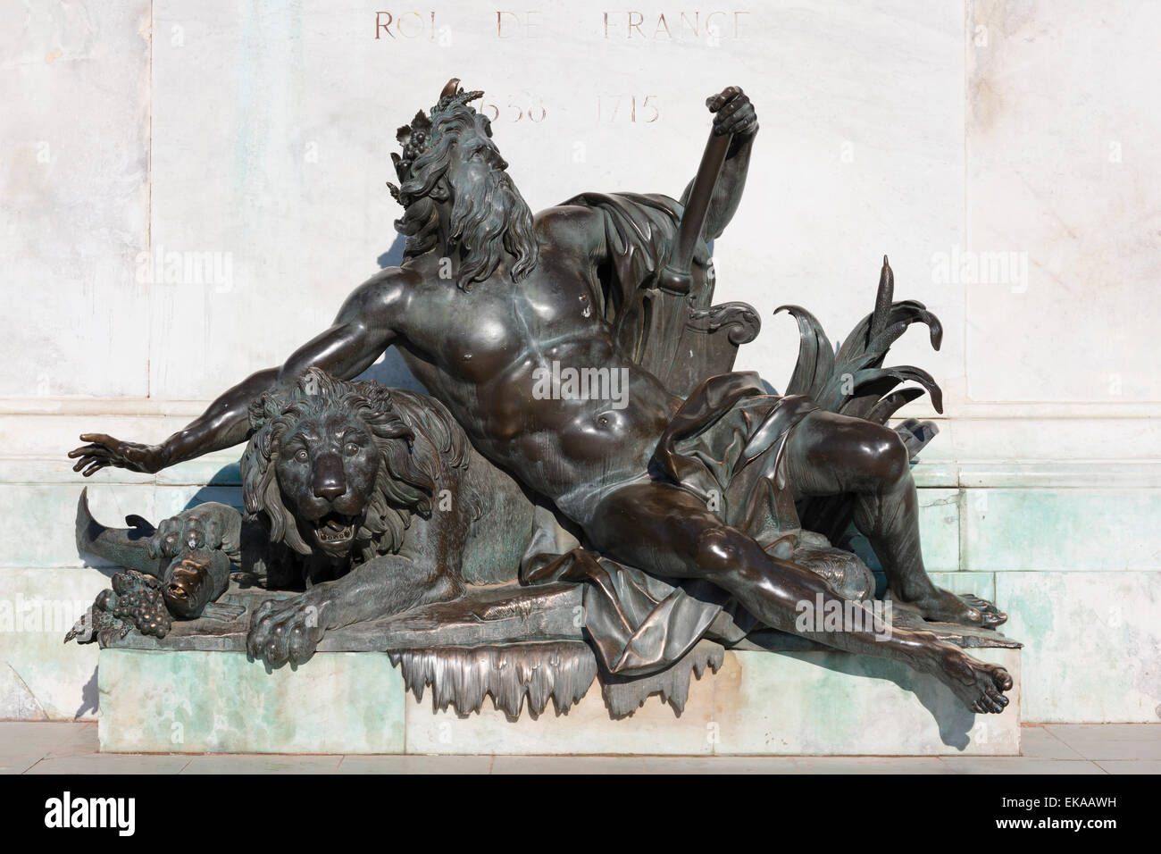 Statua allegorica del fiume Rodano, sotto la statua di Luigi XIV. Piazza Bellecour, Lione, Francia Foto Stock