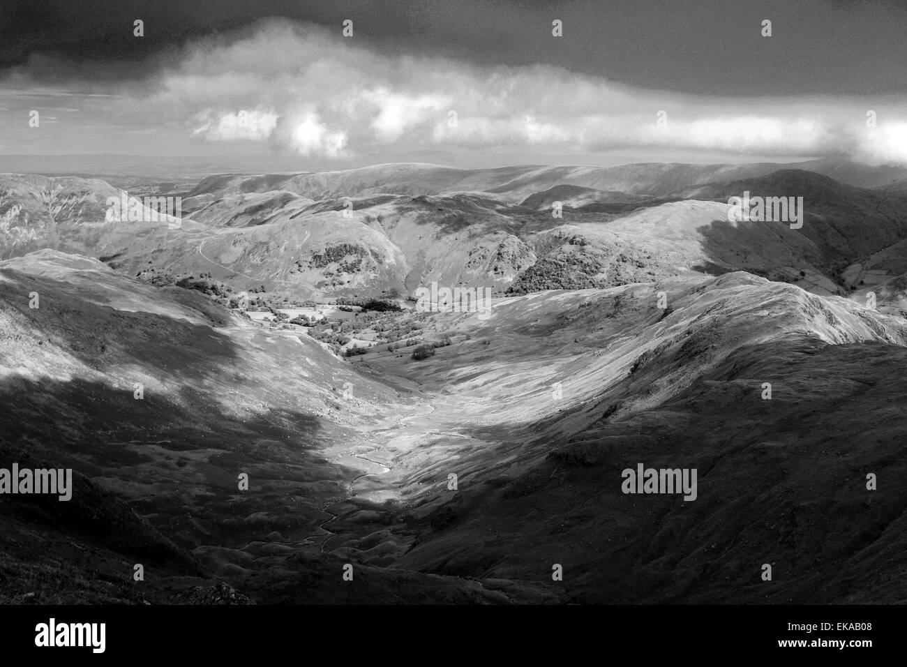 Panorama sulla valle del Dovedale, dalla cresta del Vertice di Hart Crag cadde, Fairfield Horseshoe fells, Lake District Foto Stock