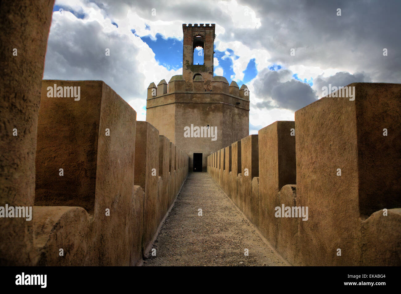 Merli, percorsi e torri di Badajoz parete musulmano. Adarve e all'interno degli edifici Foto Stock