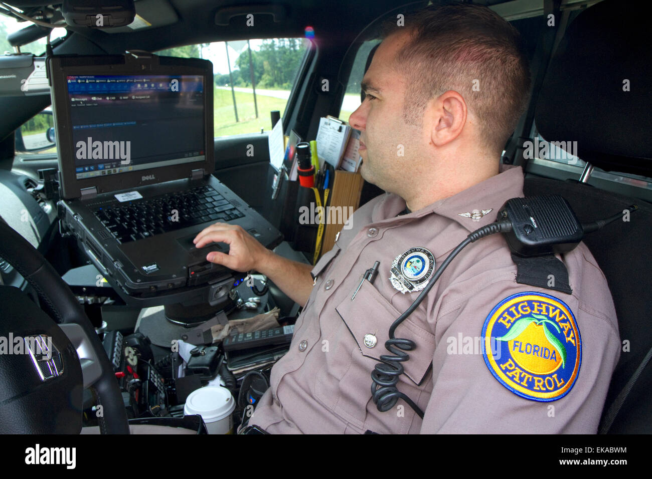 Florida state trooper utilizzando computer in auto di pattuglia. Foto Stock