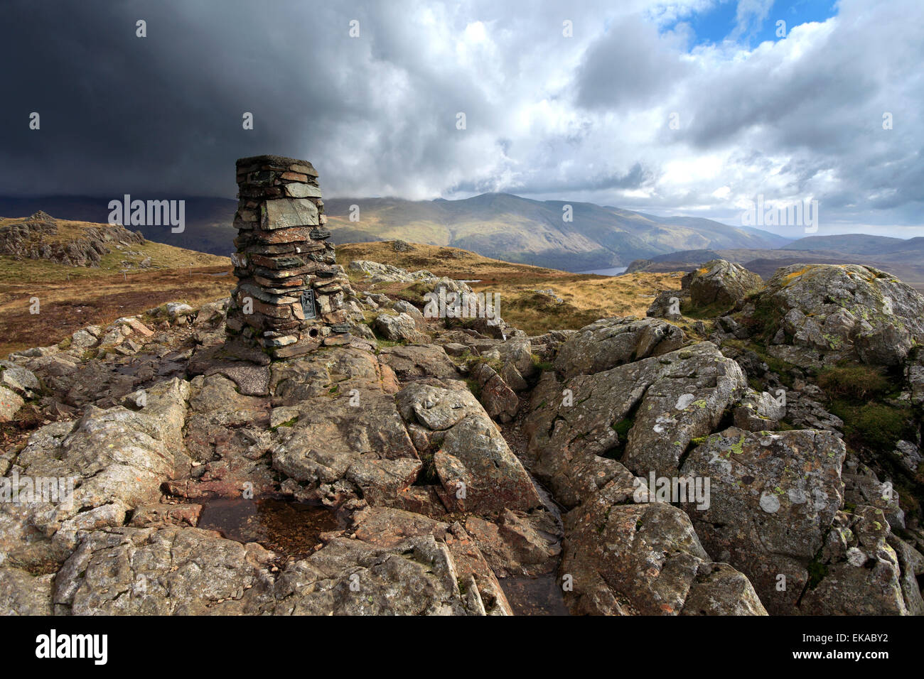 L Ordinanza Sondaggio punto Trig al vertice della seduta alta cadde, Parco Nazionale del Distretto dei Laghi, Cumbria County, Inghilterra, Regno Unito. Foto Stock