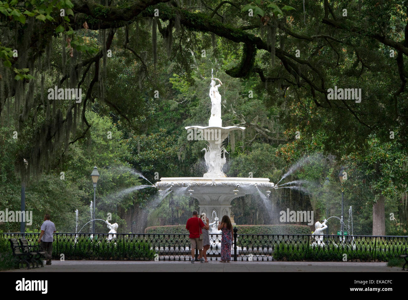 Forsyth fontana situata in Forsyth park nel quartiere storico di Savannah, Georgia, Stati Uniti d'America. Foto Stock