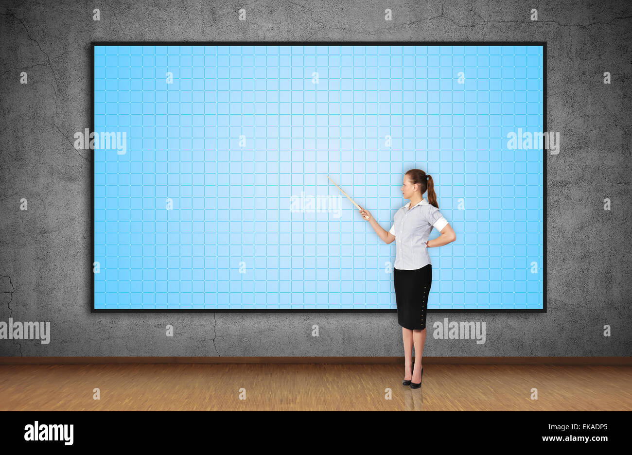 Imprenditrice che puntano a grande schermo bianco sulla parete Foto Stock