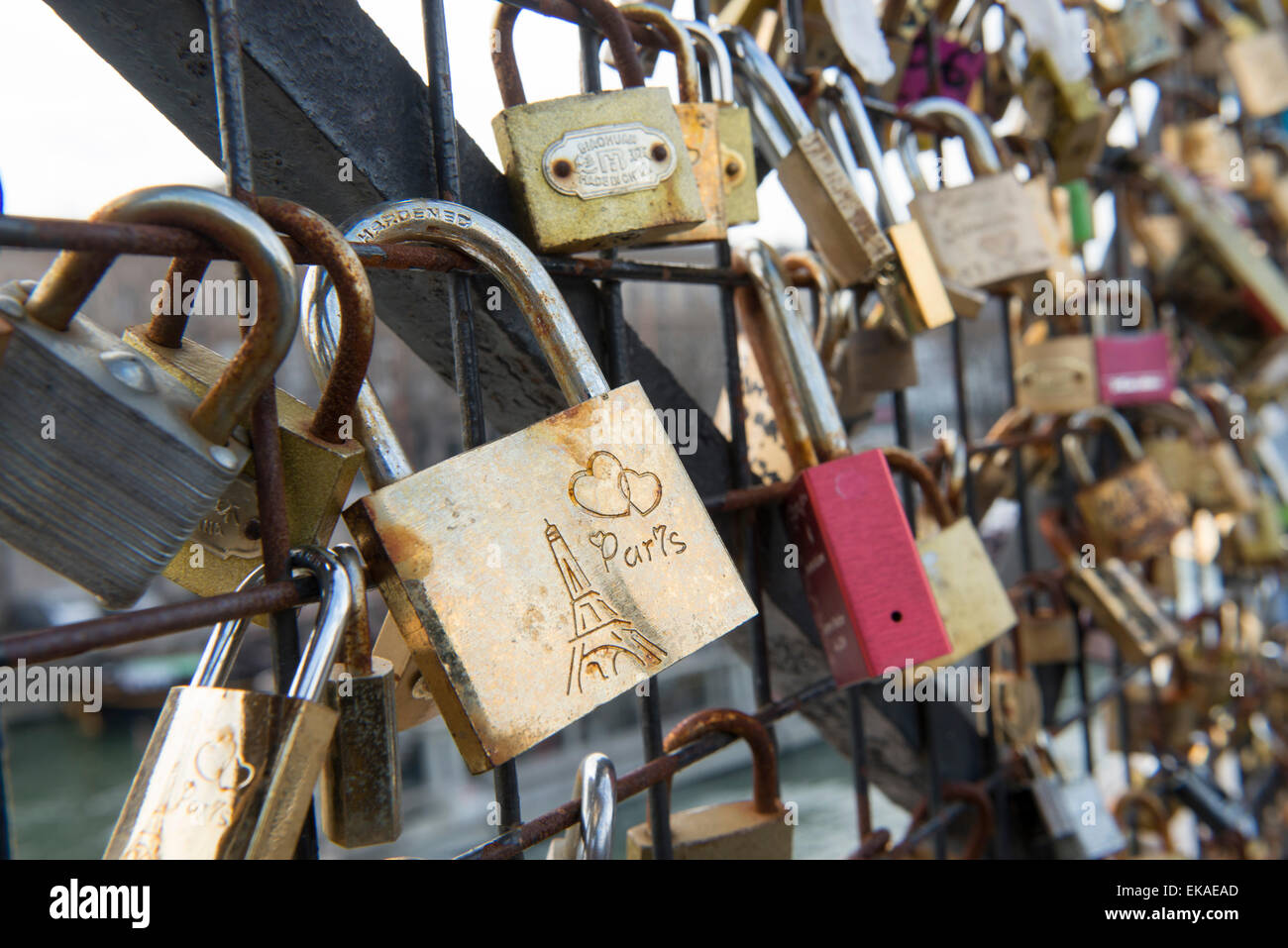 Amore si blocca sul Pont Neuf a Parigi in Francia UE Foto Stock