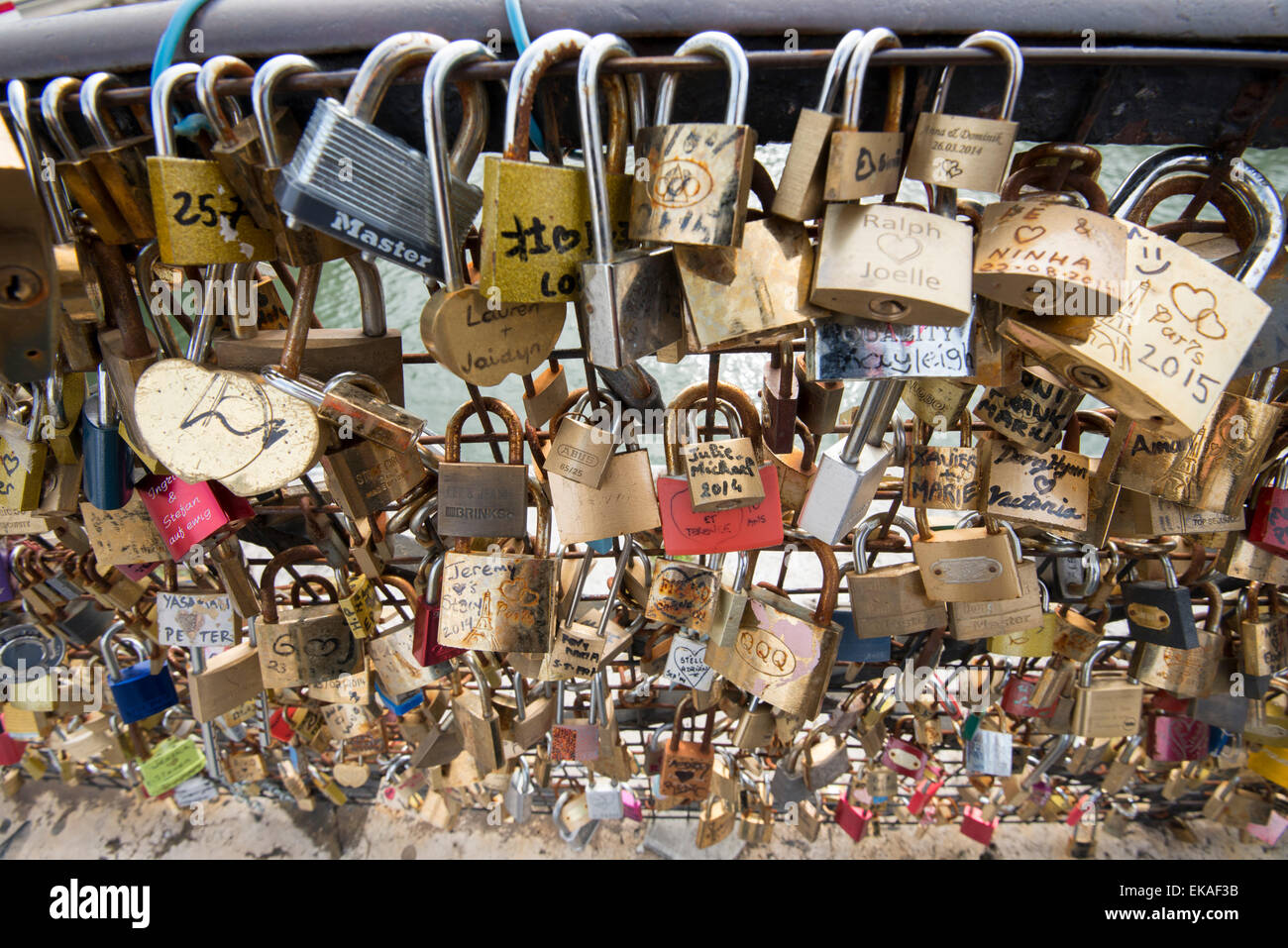 Amore si blocca sul Pont Neuf a Parigi in Francia UE Foto Stock