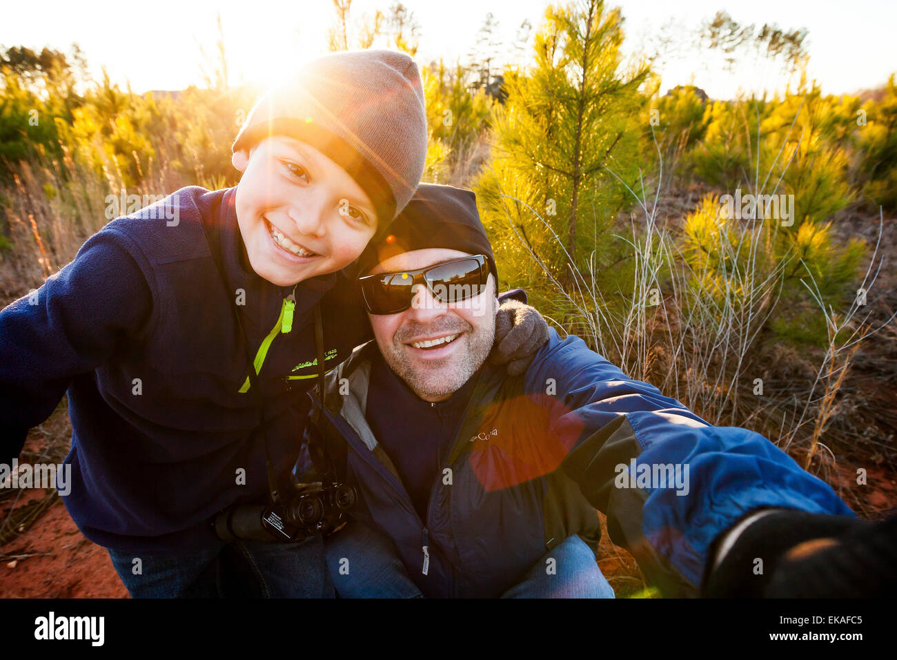 Padre e figlio prendendo un selfie Foto Stock