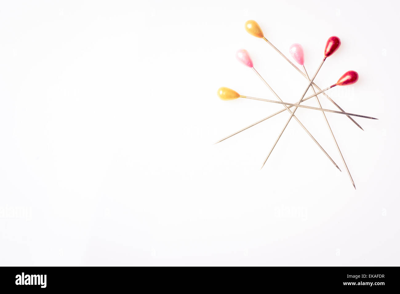 Molti cucitura di spingere i pin isolato su sfondo bianco Foto Stock