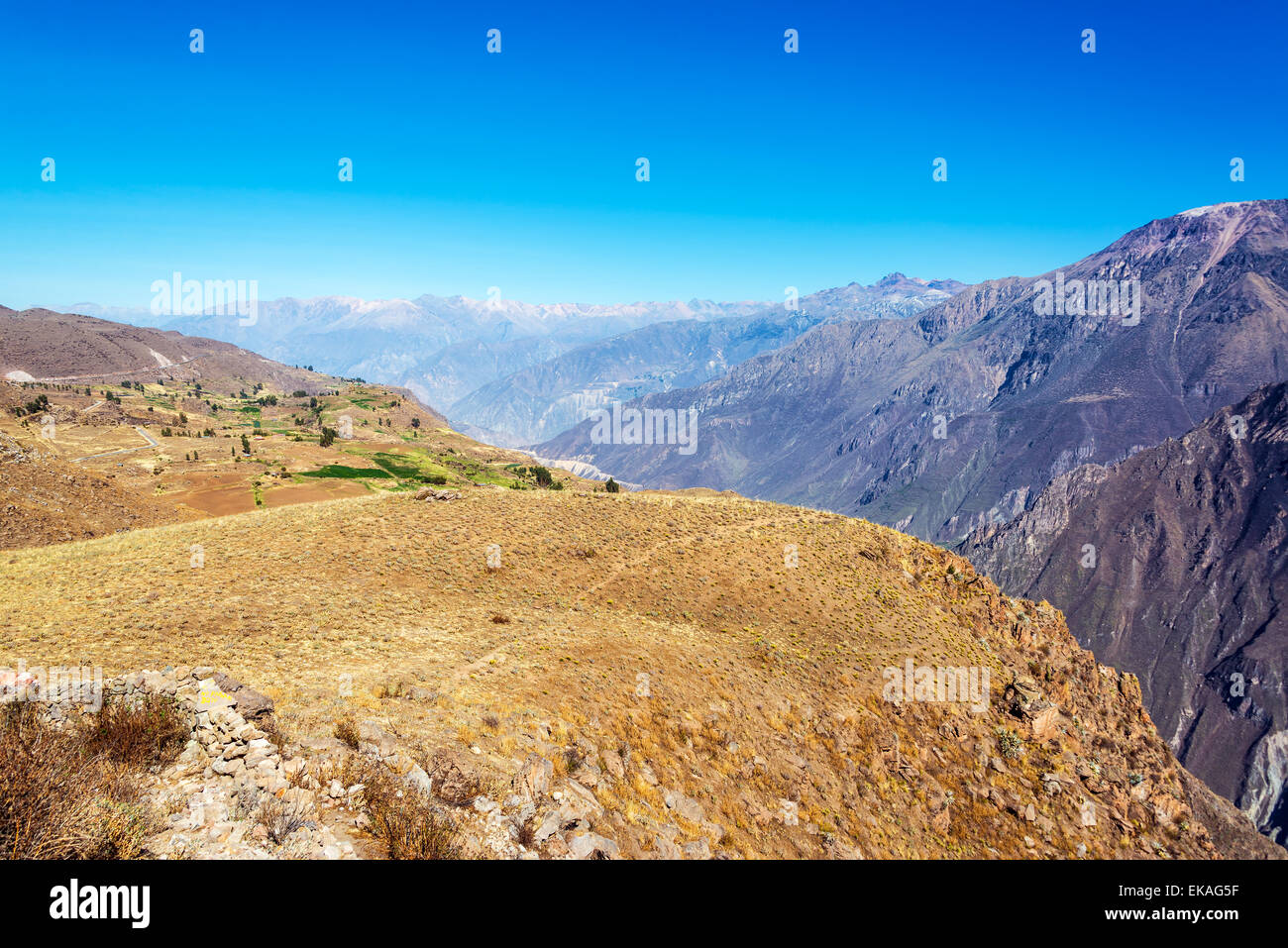 Vista della terra arida intorno al Canyon del Colca in Perù Foto Stock
