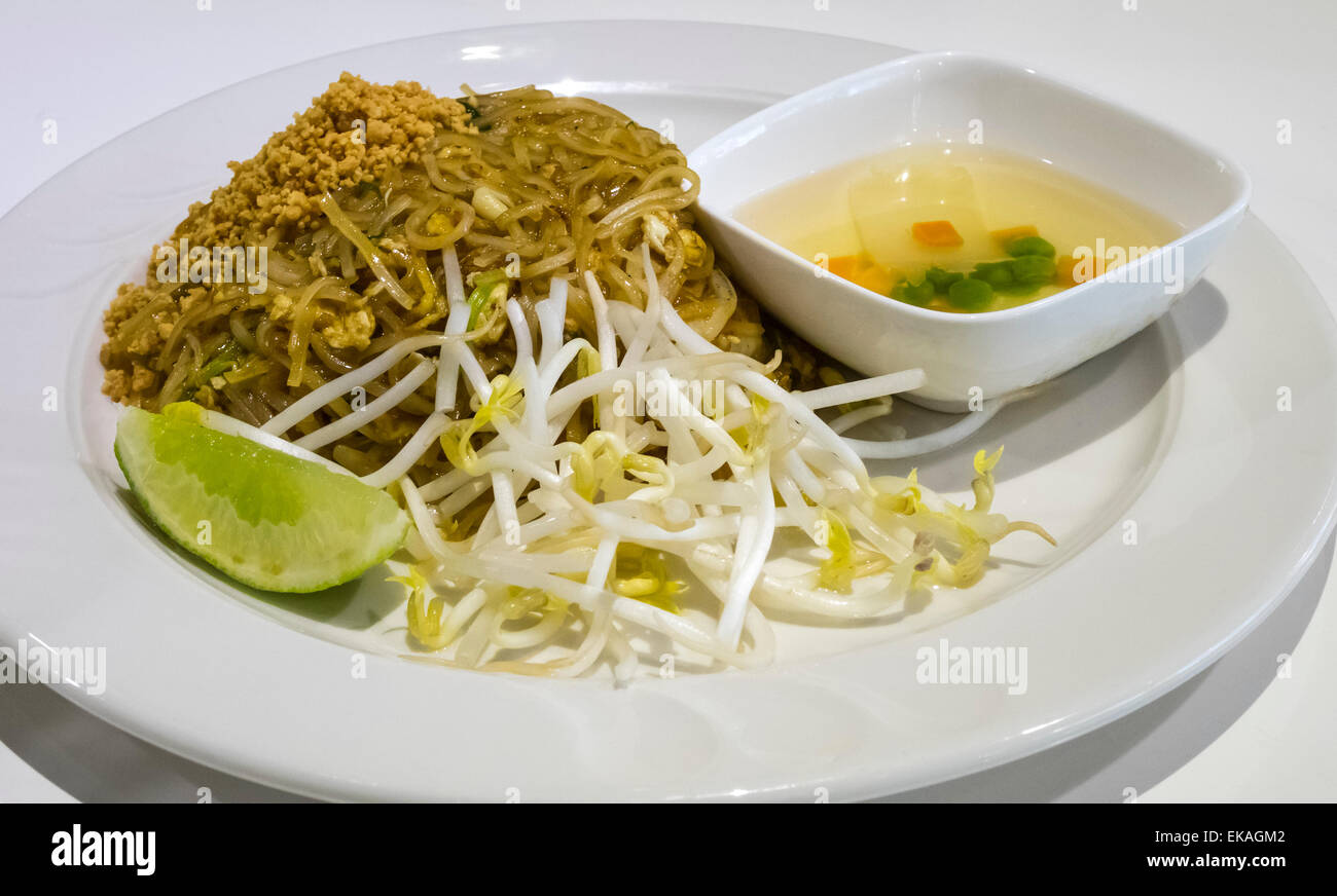 Sukhothai Pad Thai, spaghetti di riso con il brodo vegetale e i germogli di soia e un cuneo di calce Foto Stock