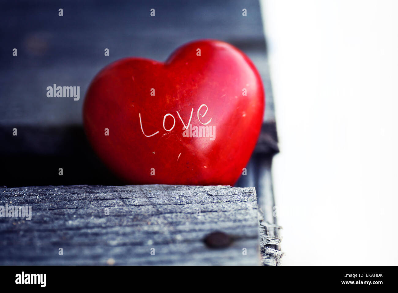 Cuore rosso sul tavolo di legno sfondo, amore il giorno di san valentino sfondo Foto Stock