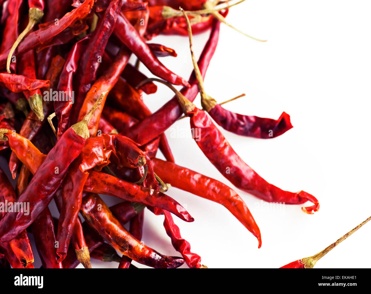 Red Hot Chili Peppers su sfondo bianco. Peperone piccante. Fotografia di cibo con spazio Cope. Profondità di campo, il fuoco selettivo Foto Stock