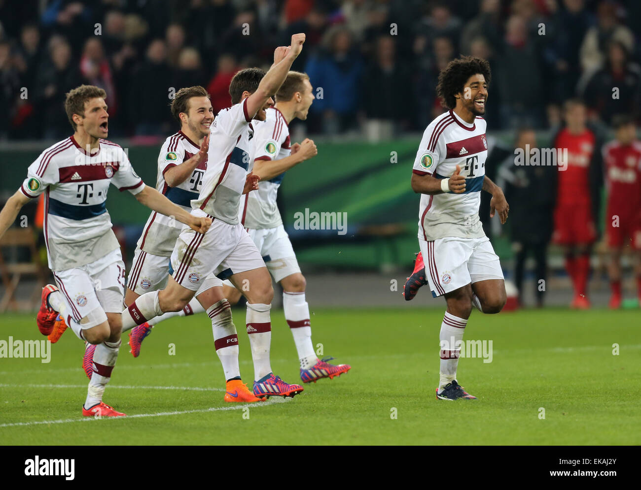 Leverkusen, Germania. 8 Aprile, 2015. DFB-Pokal Viertelfinale, Bayer 04 Leverkusen vs Bayern Muenchen: LtoR Thomas Mueller, Mario Goetze, Xabi Alonso, Holger Badstuber e Dante celebrare dopo aver vinto la pena shootout. Credito: Juergen schwarz/Alamy Live News Foto Stock