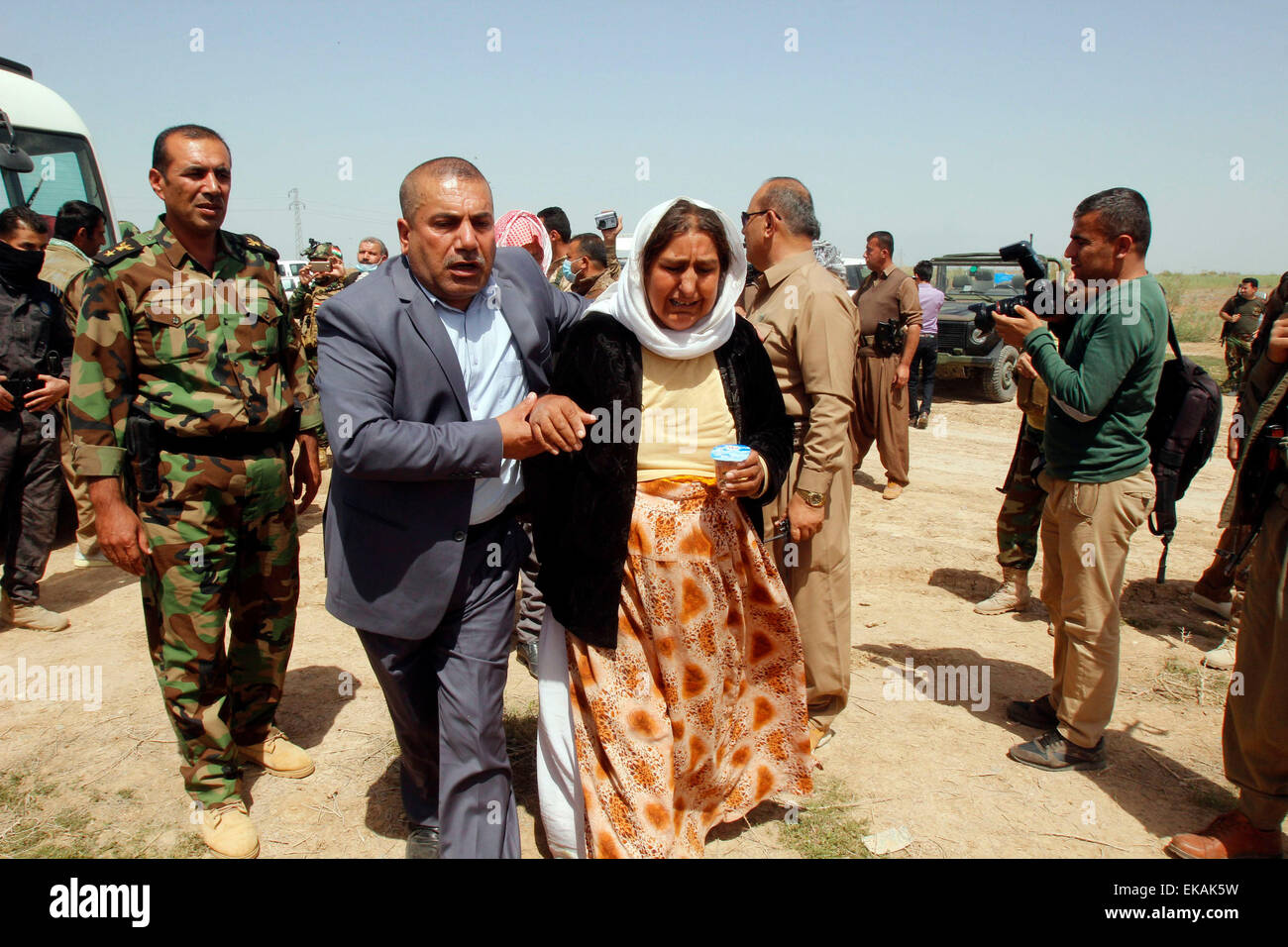 (150409) --KIRKUK, Aprile 9, 2015 (Xinhua)-- iracheno minoranza Yazidi persone rilasciato da uno Stato islamico (SI) gruppo militante arriva alla periferia di Kirkuk, Iraq, Aprile 8, 2015. È il gruppo militante rilasciato circa 216 Yazidis è avvenuto ormai mesi fa in Iraq, un curdo fonte di sicurezza detto mercoledì. (Xinhua/Ako Zanagen)(lmz) Foto Stock