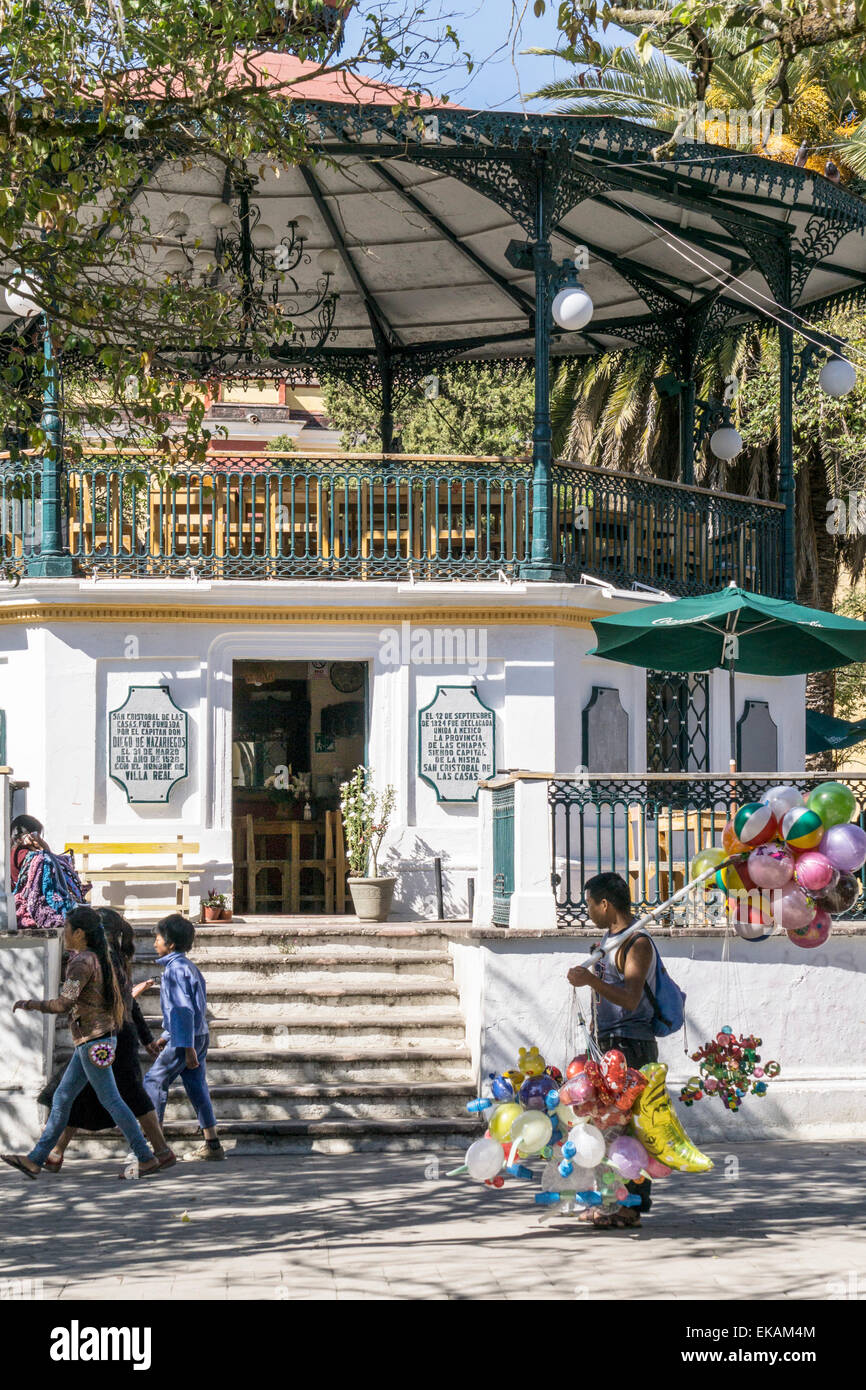 Old Victorian bandstand decorativo con struttura in ghisa ora utilizzato per incantevole ristorante San Cristobal de las Casas, Chiapas Foto Stock