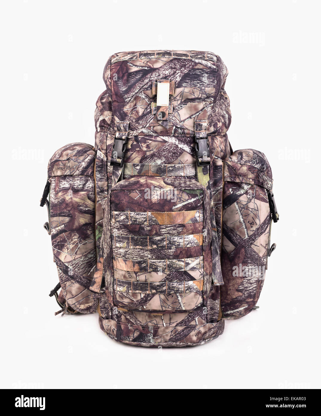 Zaino da trekking per i cacciatori camouflage con tasche laterali su uno sfondo bianco. Foto Stock