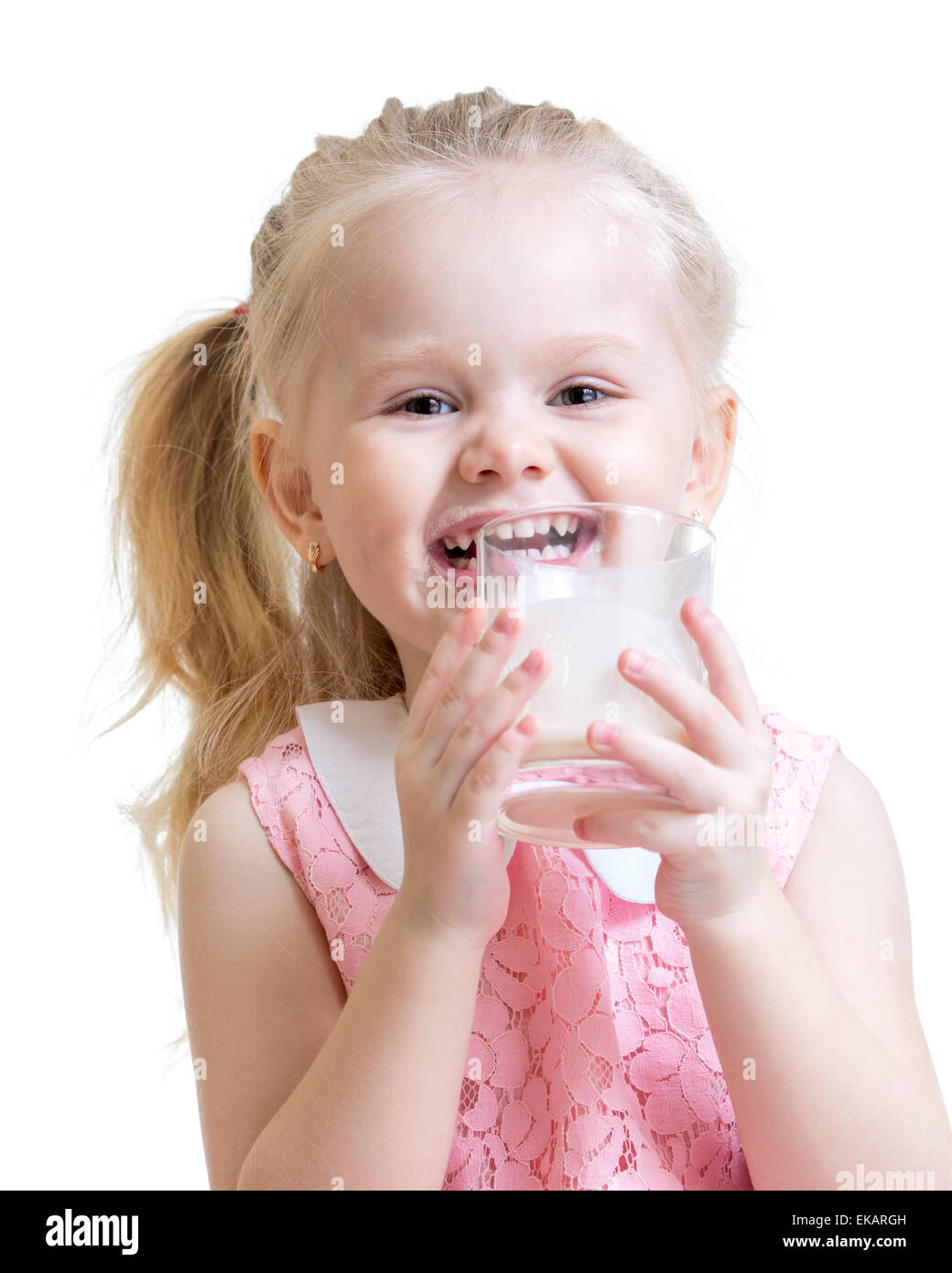 Ritratto di adorabile bambina di bere un bicchiere di latte. Foto Stock
