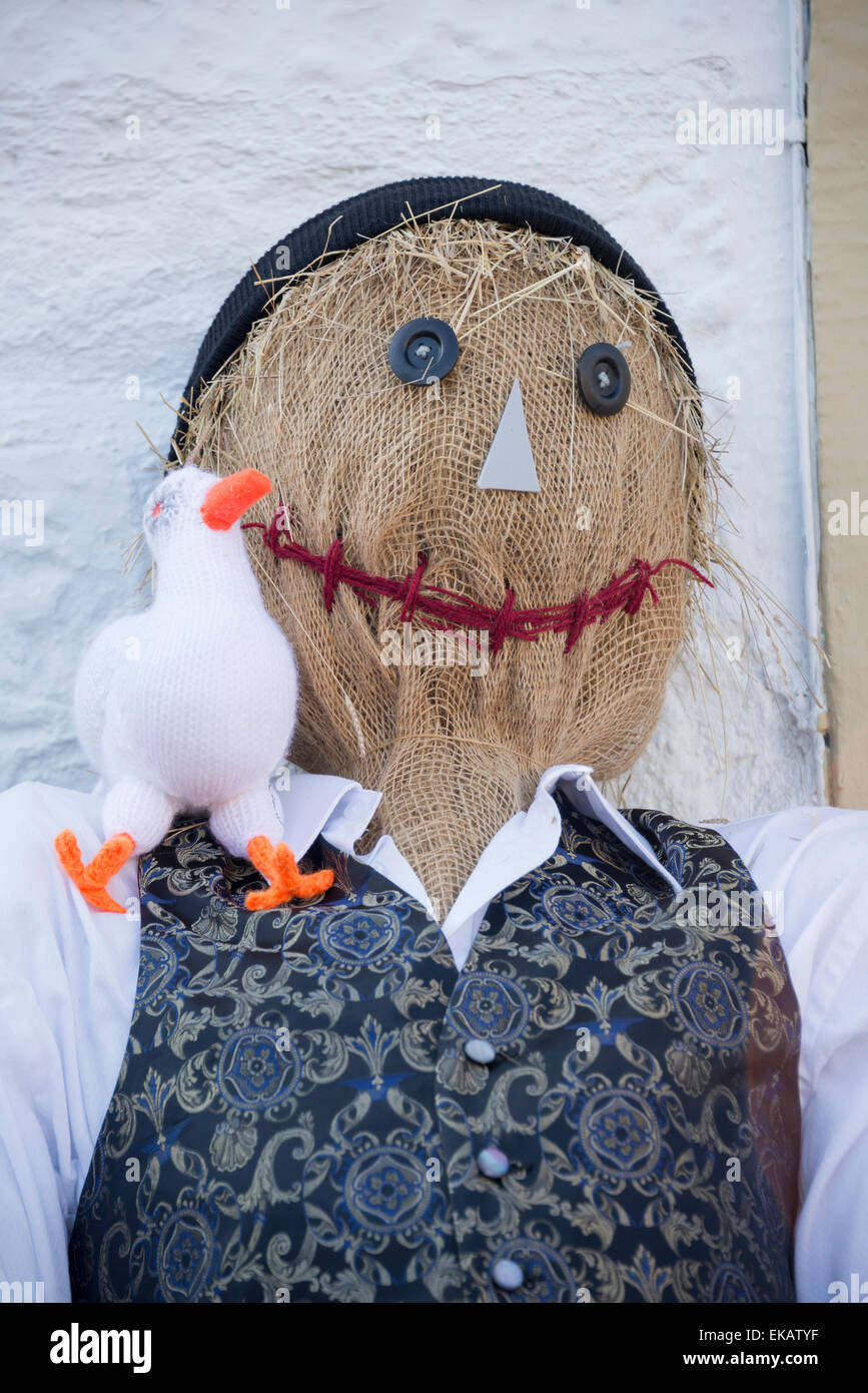 Lo Spaventapasseri a spaventapasseri festival. Sorridente spaventapasseri con anatra sulla spalla. Foto Stock