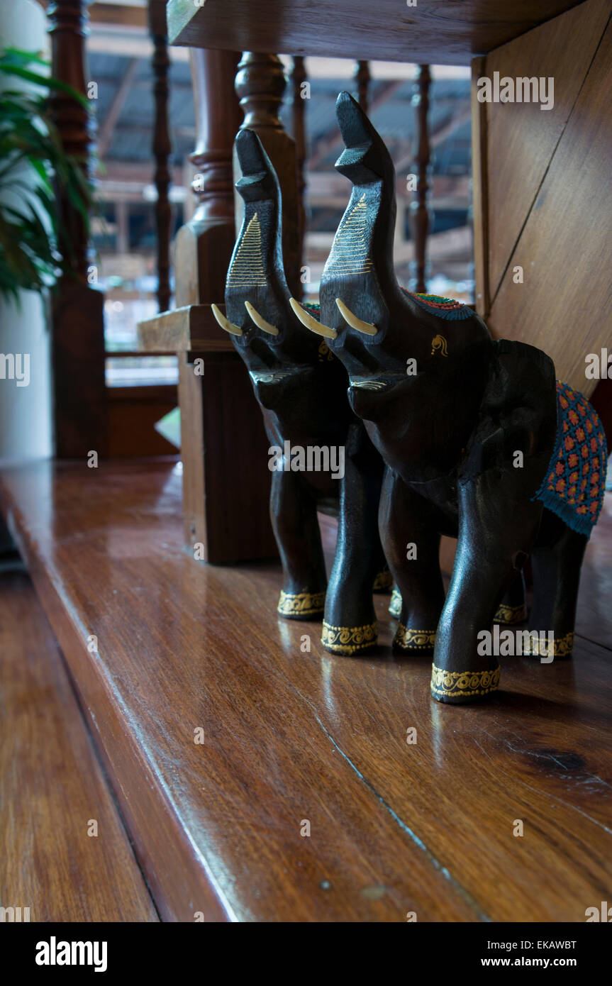 L'elefante nero bambola legno ceramico scala di legno Foto Stock