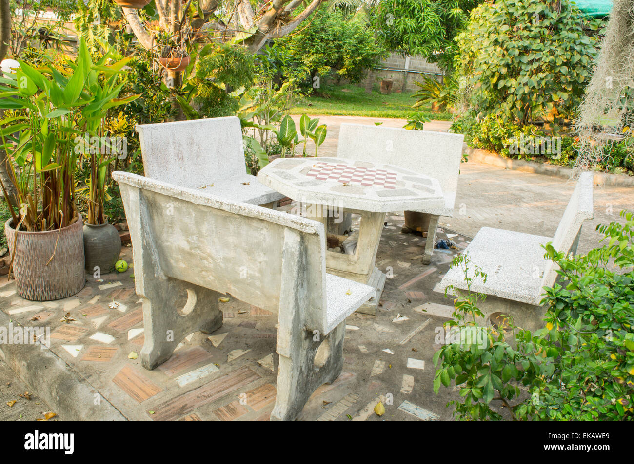 Il cemento table top in marmo relax parco giardino verde Foto Stock