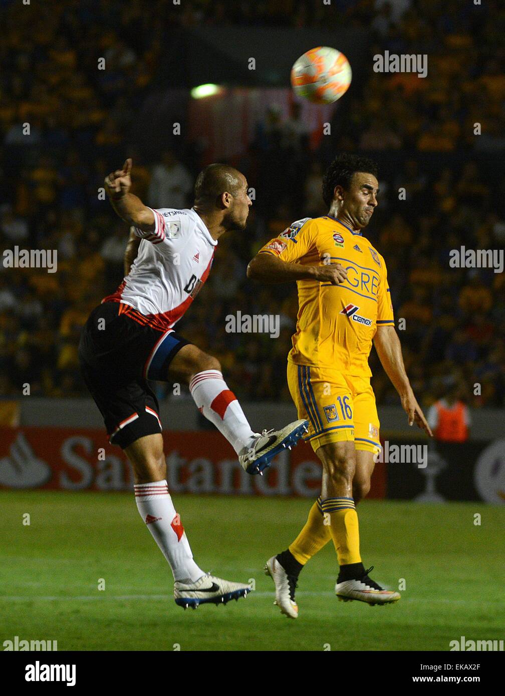 Nuevo Leon, Messico. 8 apr, 2015. Tigres" Enrique Esqueda (R) del Messico il sistema VIES per la palla durante la partita del gruppo 6 di Coppa Libertadores 2015 contro il River Plate in Argentina, svoltasi nell'Universitario Stadium, in San Nicolas De Los Garza, nello stato di Nuevo Leon, Messico, 8 aprile 2015. © Juan Carlos Perez/NOTIMEX/Xinhua/Alamy Live News Foto Stock