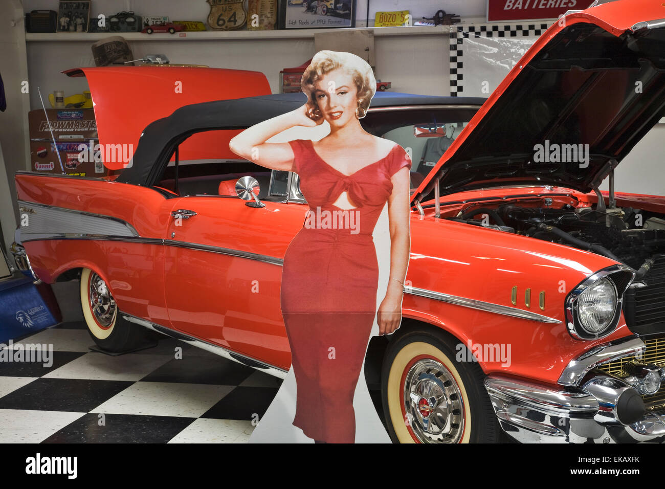 Una dimensione di vita spaccato di Marilyn Monroe in piedi accanto a 1957 Chevy convertible ricorda ai visitatori degli anni sessanta. Foto Stock
