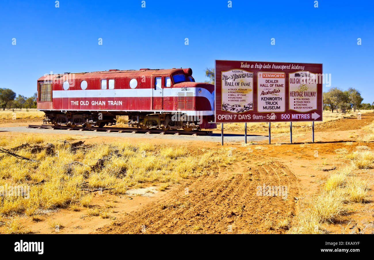 Storico di Ghan locomotiva a motore diesel appena fuori di Alice Springs Australia centrale di Territorio del Nord Foto Stock