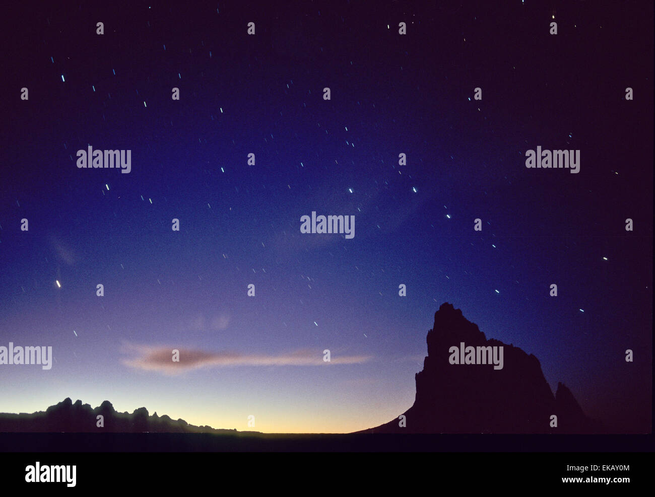 La svettante forma di telai a Shiprock misteriosamente sotto il Big Dipper in un lasso di tempo la foto del cielo stellato. Foto Stock