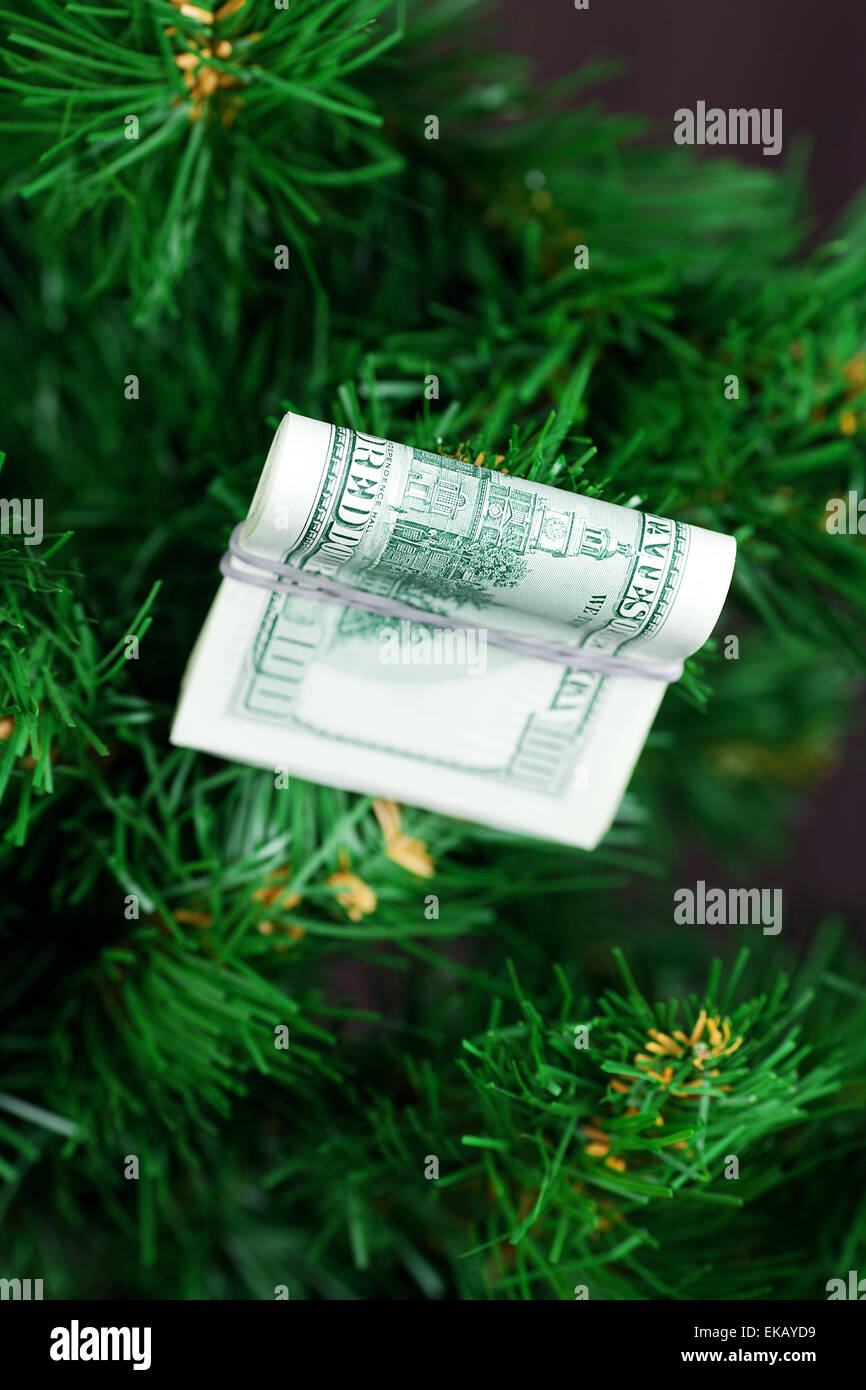 Pila di dollari sull'albero di Natale Foto Stock