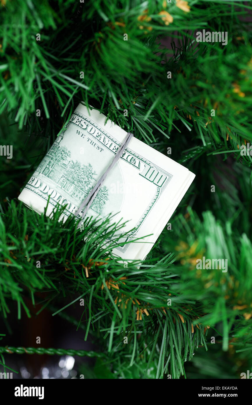 Pila di dollari sull'albero di Natale Foto Stock