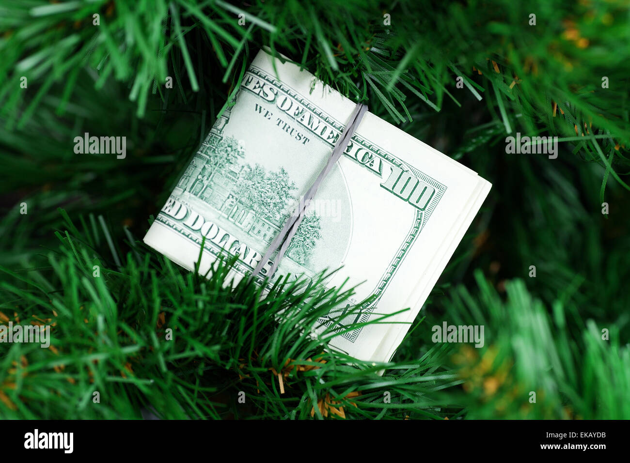 Pila di dollari sull'albero di Natale Foto Stock