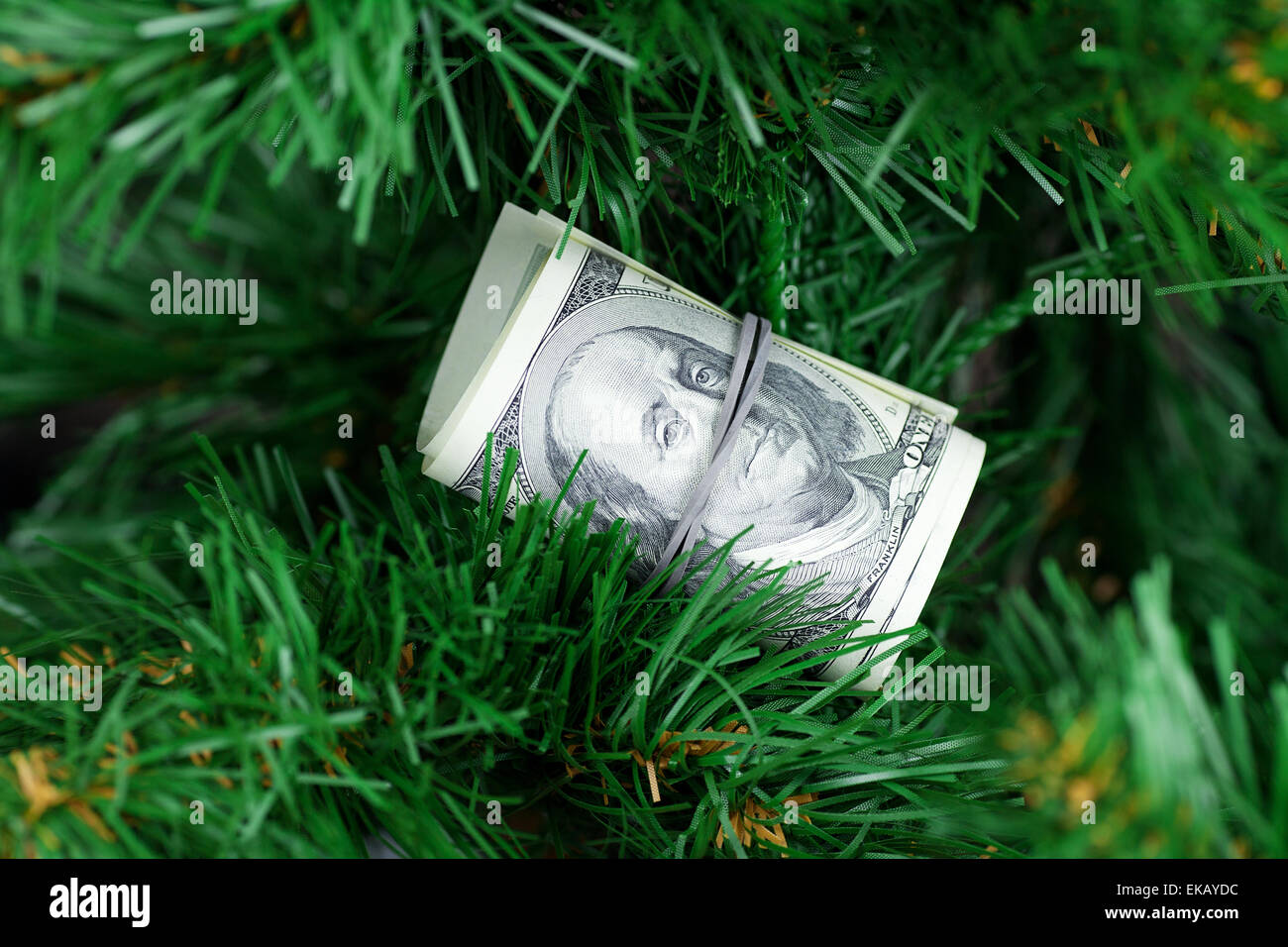 Pila di dollari sull'albero di Natale Foto Stock