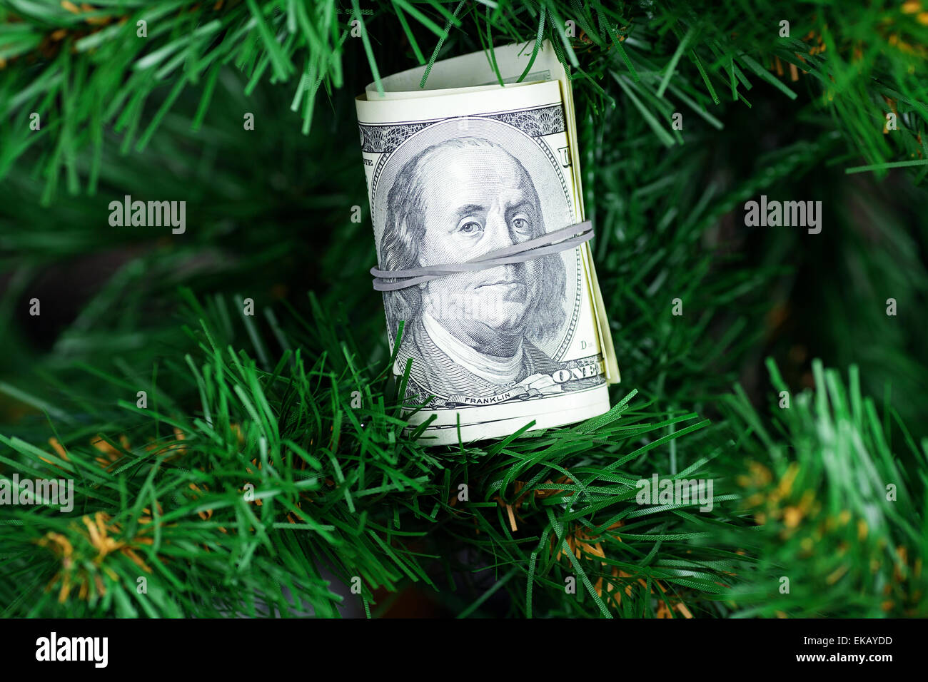 Pila di dollari sull'albero di Natale Foto Stock