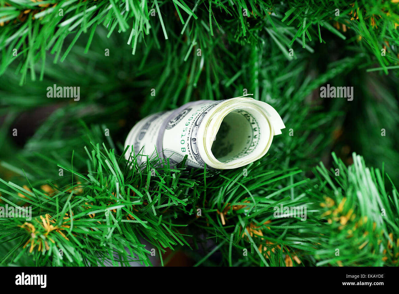 Pila di dollari sull'albero di Natale Foto Stock