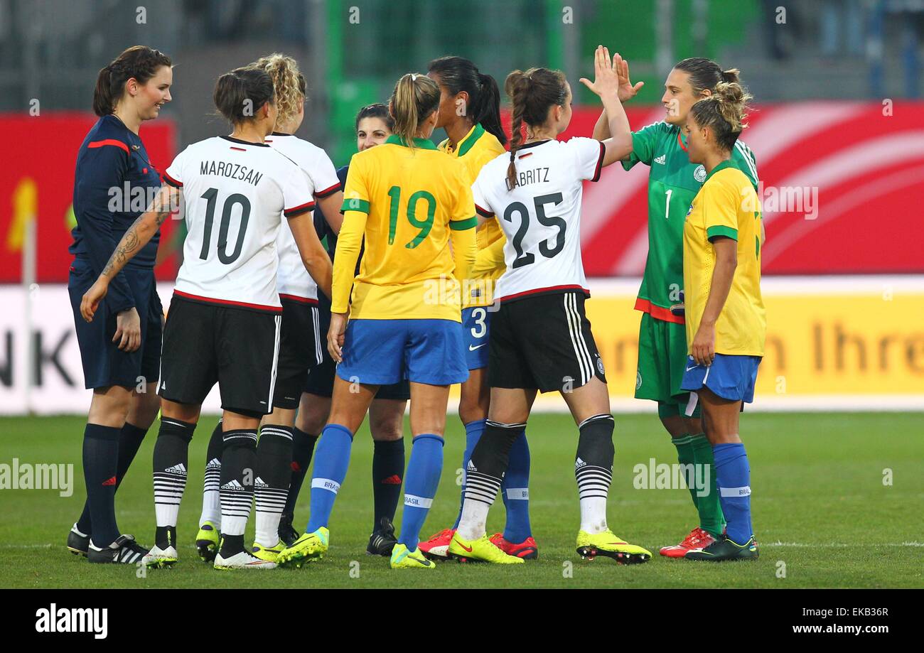 La Germania Nadine Angerer alta cinque Sara Daebritz dopo la donna amichevole internazionale partita di calcio tra Germania e Brasile in Fuerth, Germania, 08 aprile 2015. Foto: KARL-JOSEF HILDENBRAND/dpa Foto Stock