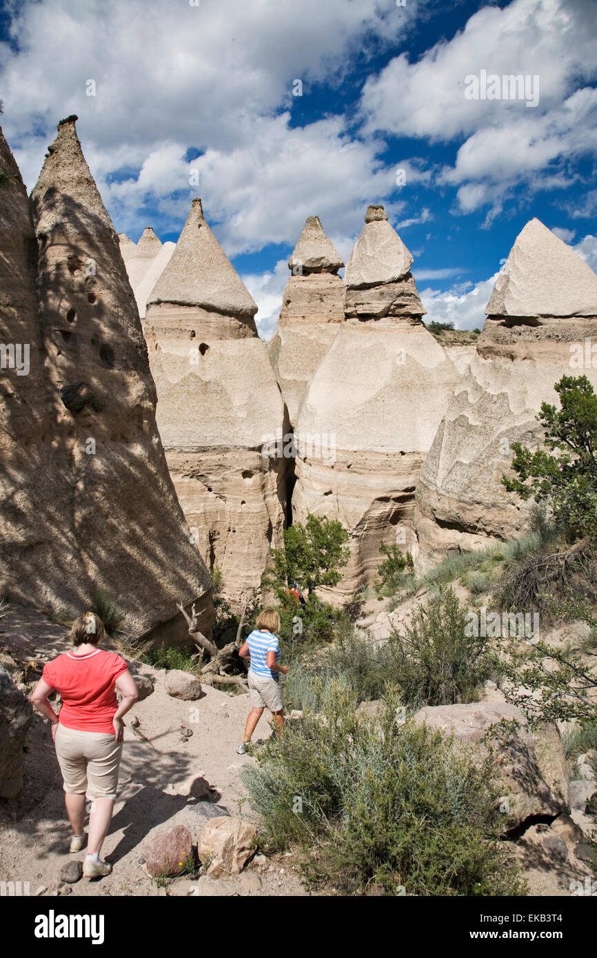 Gli escursionisti sul sentiero Kasha-Katuwe Monumento Nazionale, noto anche come tenda rocce, vicino Cochiti, Nuovo Messico Foto Stock