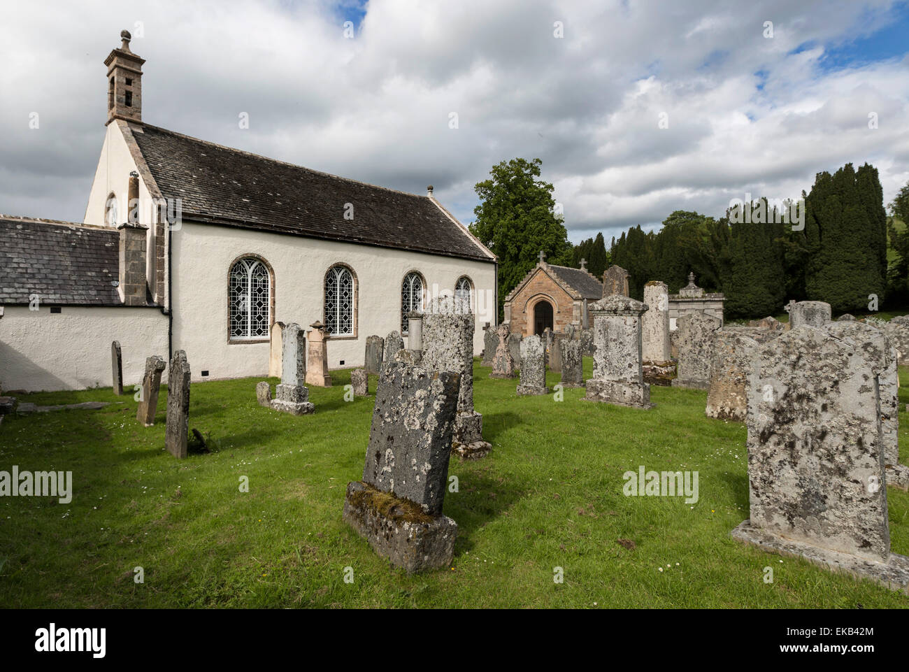 Scottish cimitero con lapidi e chiesa, Scotland, Regno Unito Foto Stock