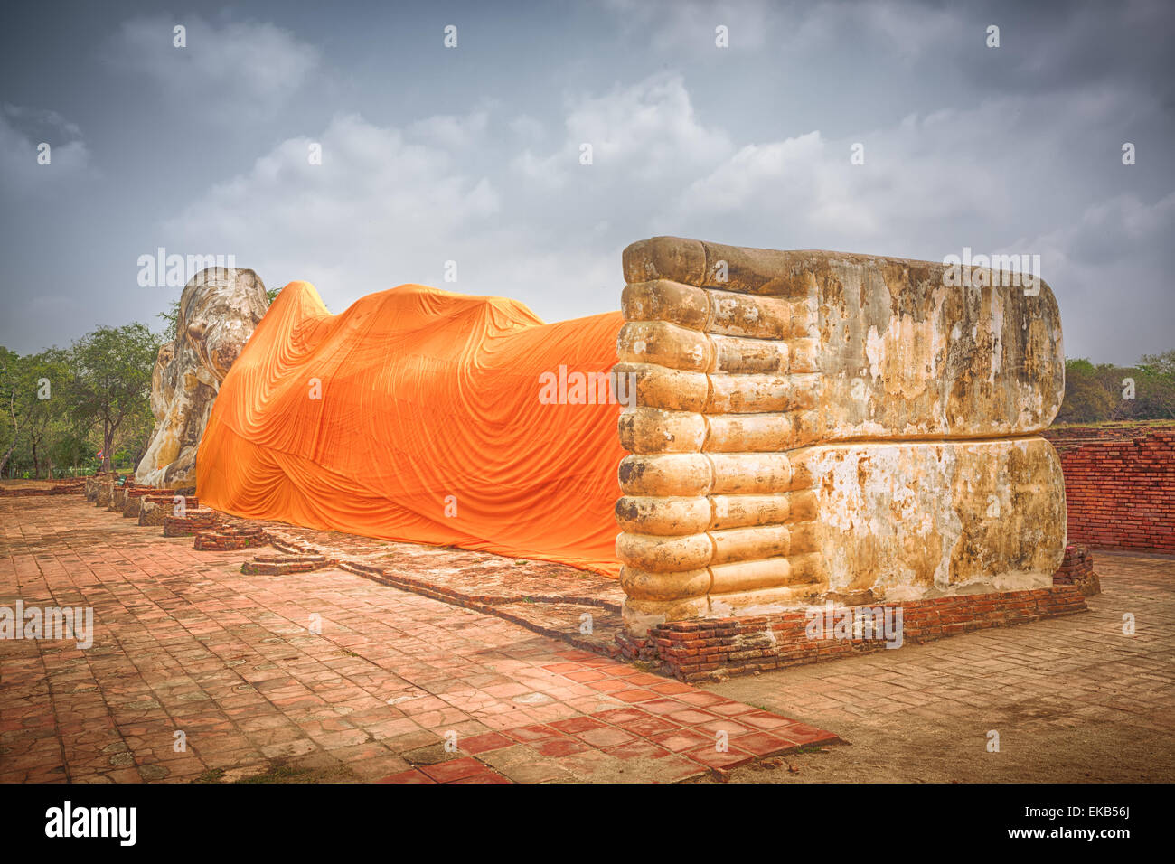 Gigante Buddha reclinato in Wat Lokayasutharam. Al parco storico di Ayutthaya. Foto Stock